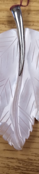 Mother of pearl leaf pendant - Picture 4 of 6